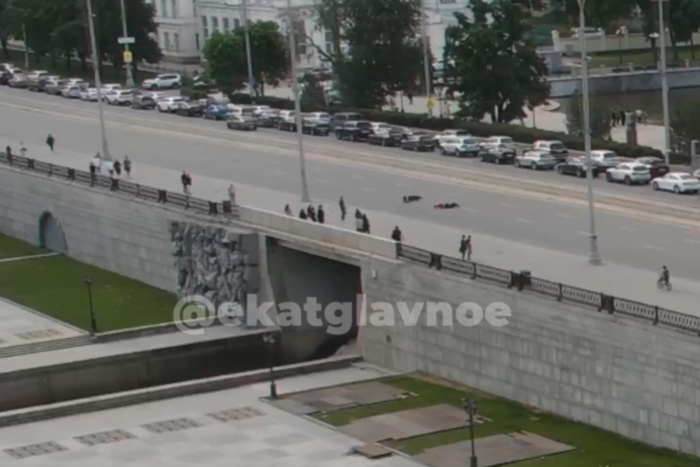 В центре Екатеринбурга парень на самокате не справился с управлением и расшибся посреди проезжей части — видео