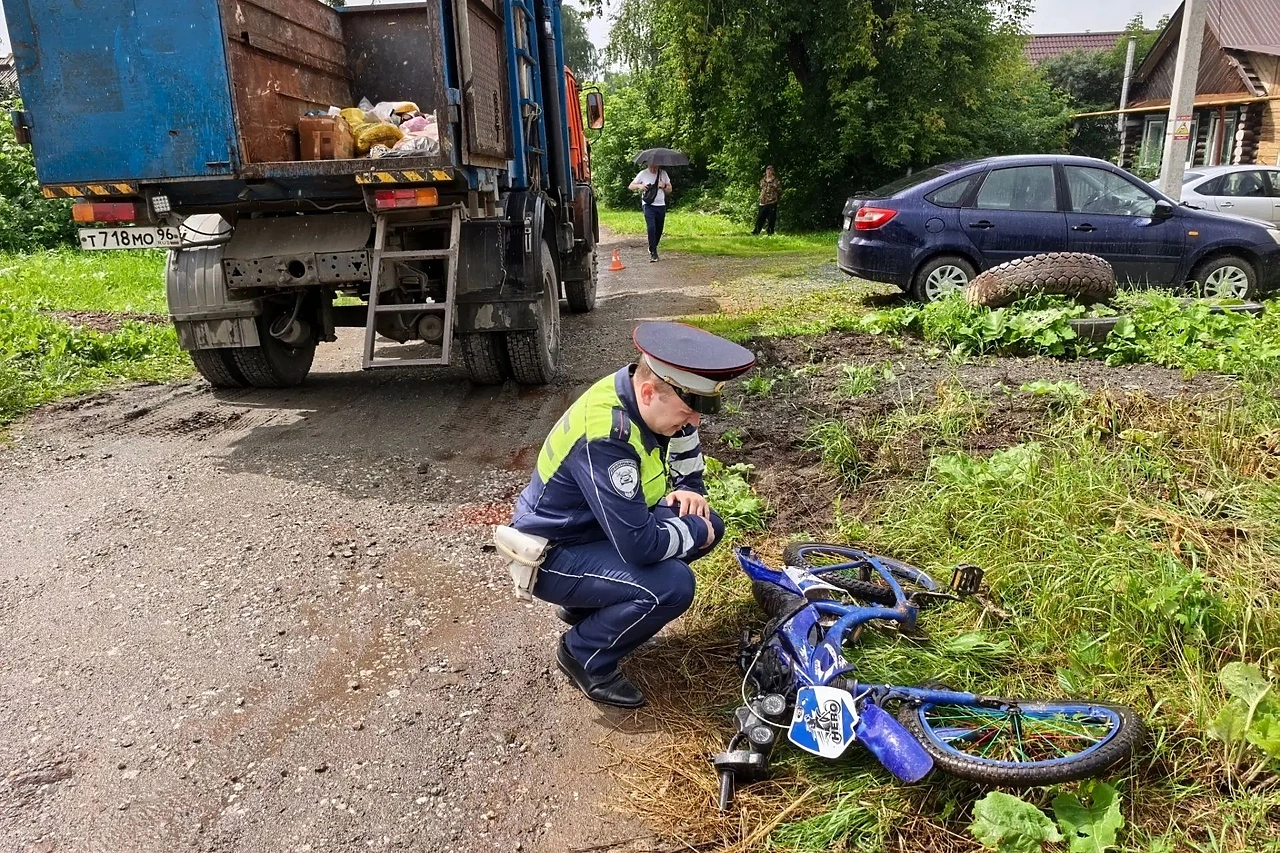 В Нижнем Тагиле мусоровоз задавил 4-летнюю девочку, которая упала с велосипеда