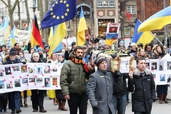 Запад призвал поддержать новую власть на Украине