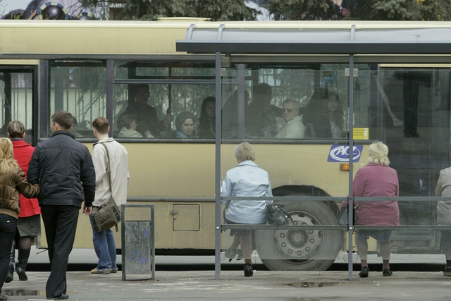 Женщина с годовалым сыном на руках бросилась под автобус в Подмосковье