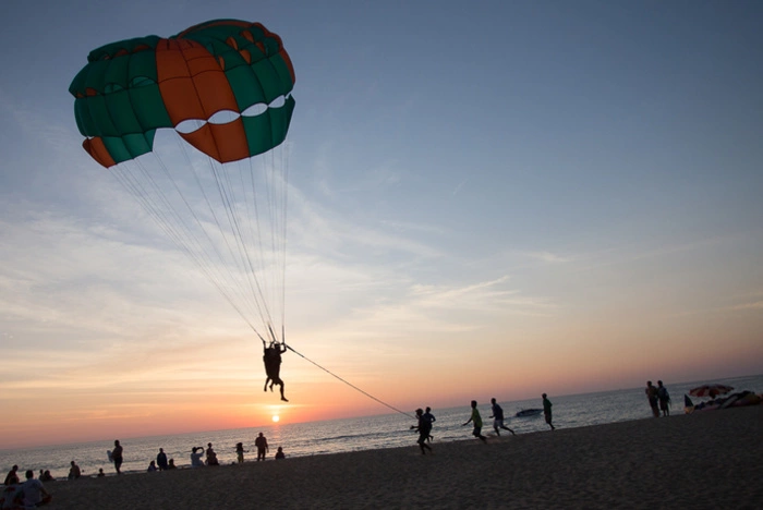 Двое российских туристов разбились при катании под парашютом в Турции
