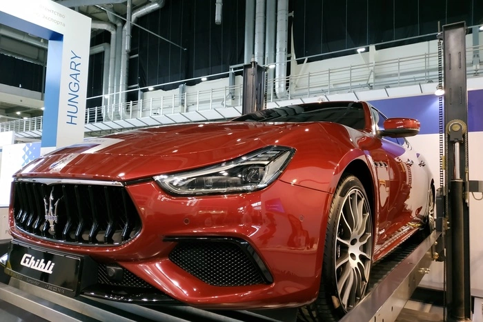 Минпромторг объяснил отсутствие Tesla и Bugatti в списке дорогих авто