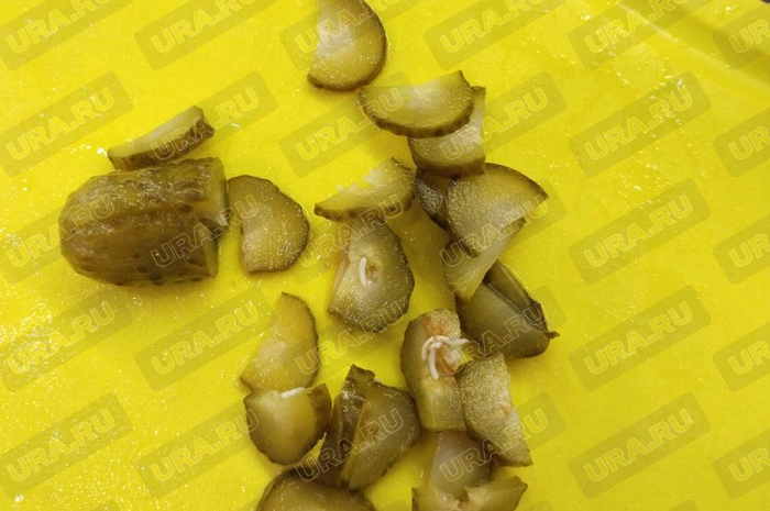 Екатеринбуржец обнаружил червей в маринованных огурцах из магазина