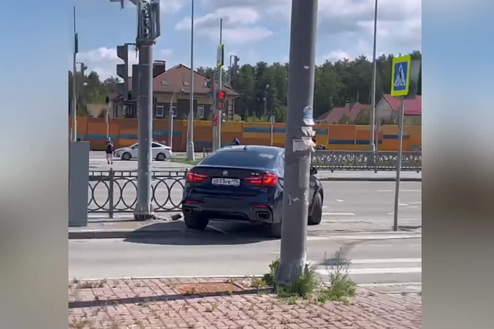 В Екатеринбурге женщина на BMW взяла в привычку разворачиваться на зебре