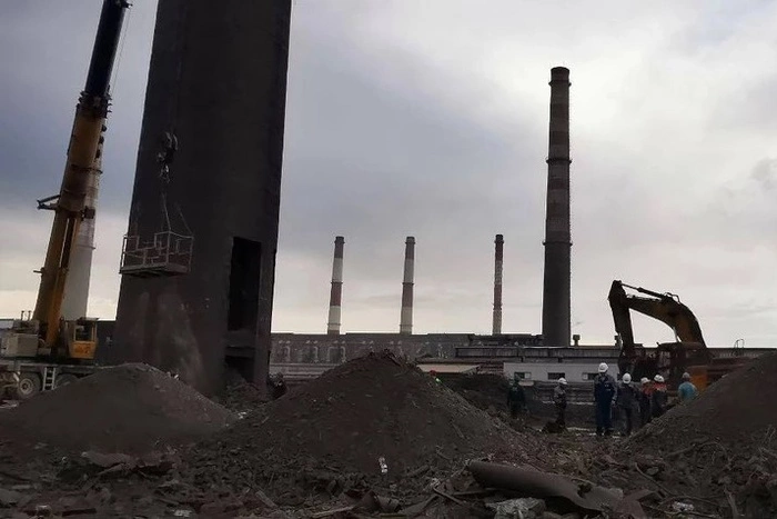 На свердловском заводе обрушилась 120-метровая труба