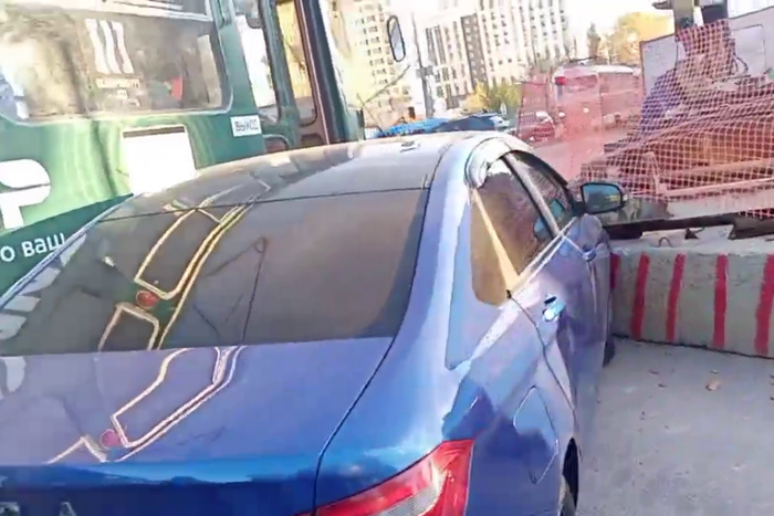 В Екатеринбурге легковушка пыталась подрезать трамвай и влетела в бетонный блок