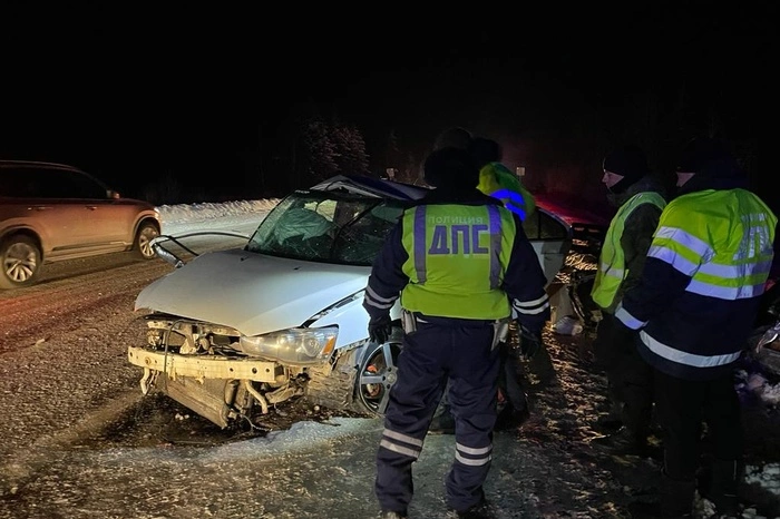 На свердловской трассе Mitsubishi Lancer устроил лобовое столкновение с отечественной легковушкой