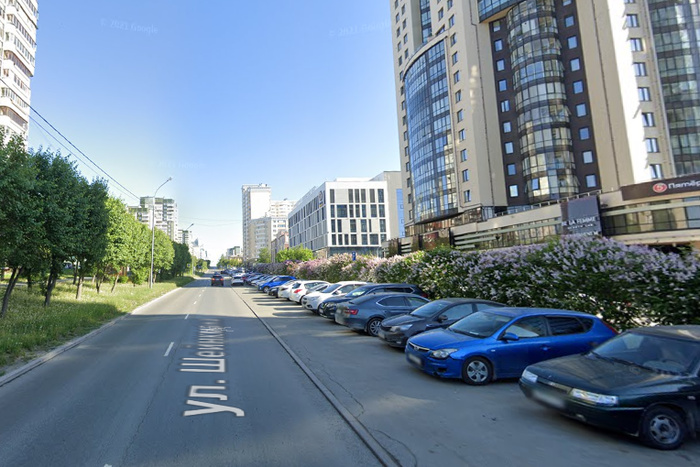 Стоящая в пробках улица в центре Екатеринбурга может стать односторонней