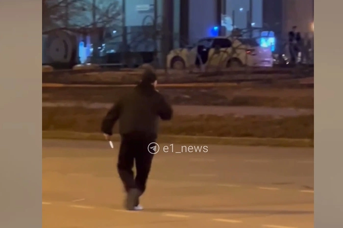 В центре Екатеринбурга неадекват вышел на проезжую часть с ножами в руках