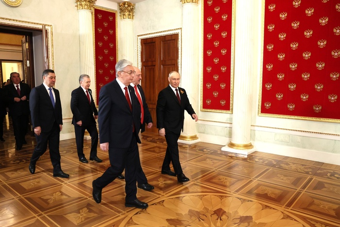 Иностранный лидер извинился на русском за свое отсутствие на параде 9 Мая в Москве