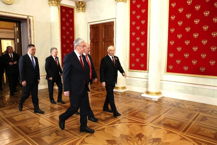 Иностранный лидер извинился на русском за свое отсутствие на параде 9 Мая в Москве