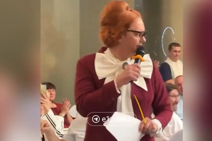 Экс-звезда «Уральских пельменей» шокировал школьников неожиданным нарядом