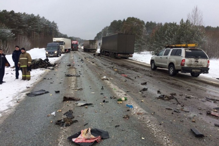 Пассажир легковушки погиб при обгоне грузовика на Московском тракте