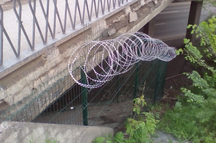 В Екатеринбурге мост по улице Щербакова обнесли «колючкой» и ограждением
