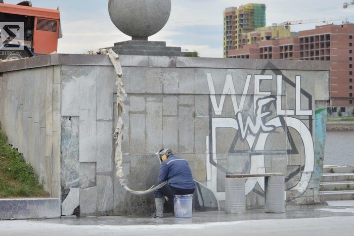 На набережной у театра Драмы стирают изображение Честера Беннингтона