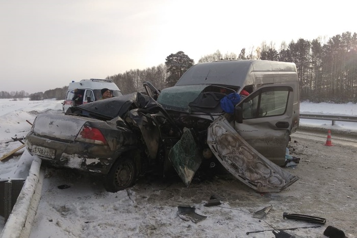 Минздрав: в крупной аварии на трассе Пермь — Екатеринбург погибли двое