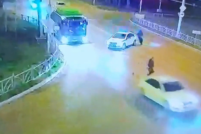 В Екатеринбурге задержали мужчину, сбившего на Audi инспектора ДПС — видео