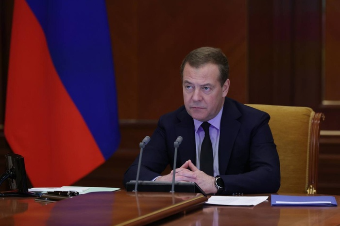 Медведев призвал «отрезать» от России ненавидящих ее «до конца их дней»
