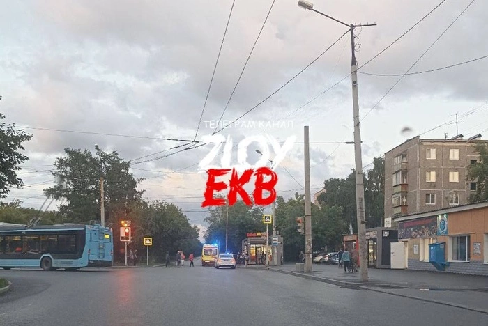 «Внутри было три человека»: на Юго-Западе легковушка влетела в шаурмечную