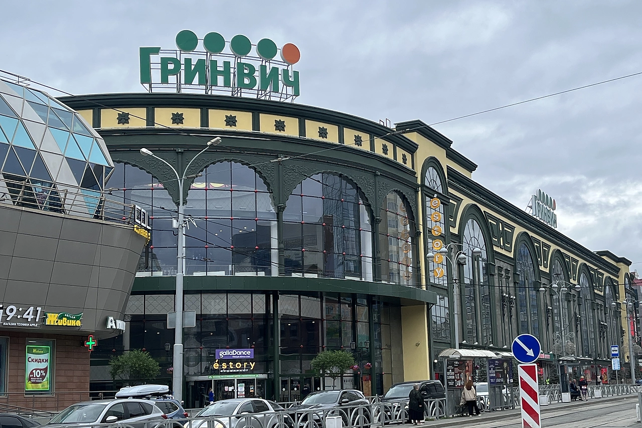 В Екатеринбурге ищут подростков, которые заехали в «Гринвич» на самокатах