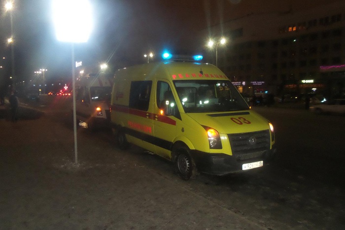 В Екатеринбурге водитель автобуса потерял сознание и снес дерево