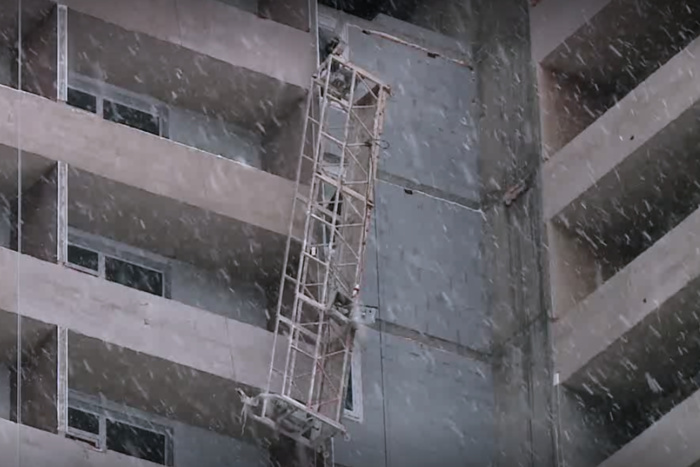 Момент падения рабочих со строительной люльки попал на видео
