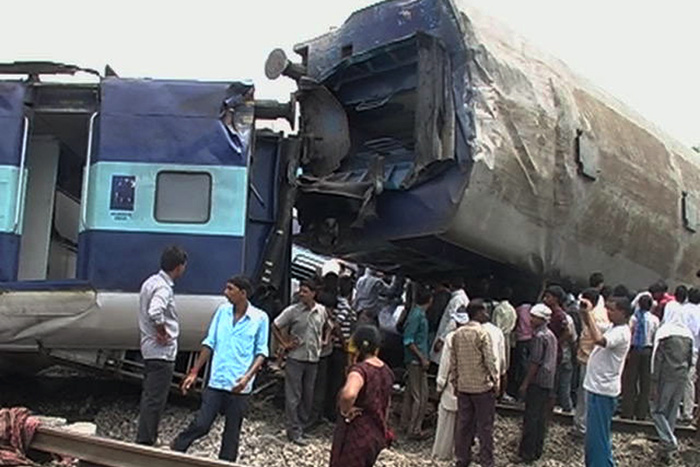 В Индии при крушении поезда погибли десятки человек