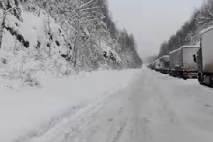 Фуры встали в гигантскую пробку из-за снегопада на Южном Урале
