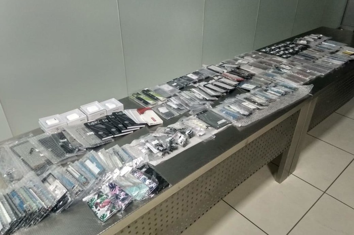 Иностранец пытался вывезти из Екатеринбурга 300 деталей для смартфонов