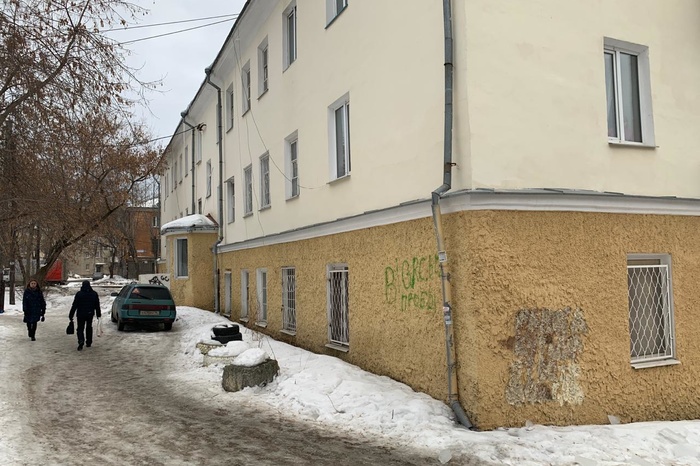 В Екатеринбурге наказали директора УК, за то, что снег на крыше его дома чуть не убил пенсионерку