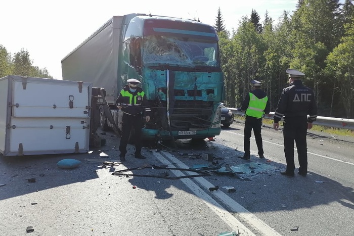 Два человека погибли: на свердловской трассе грузовик на бешеной скорости протаранил фуру
