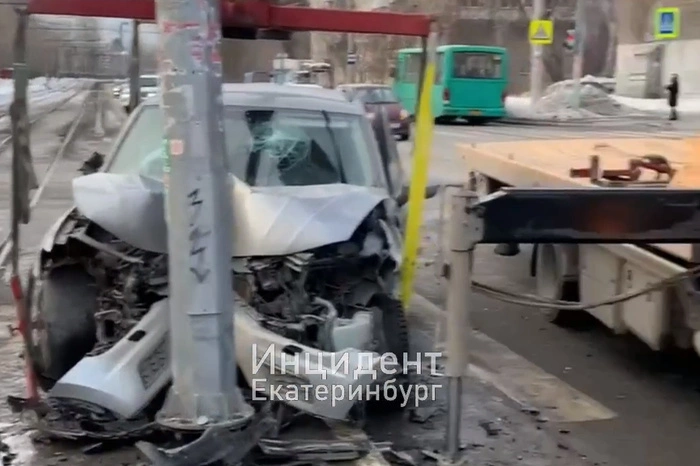 Возле остановки на Сортировке иномарки столкнулись лоб в лоб