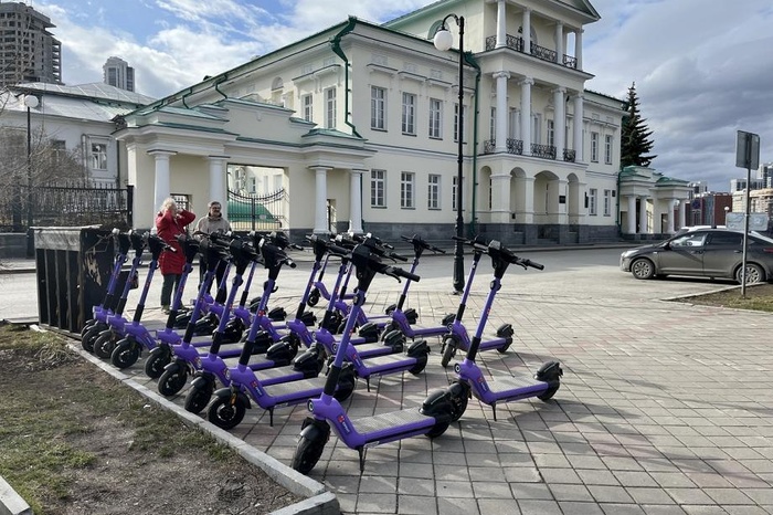 Екатеринбуржец тайком привязал чужую банковскую карту к электросамокату