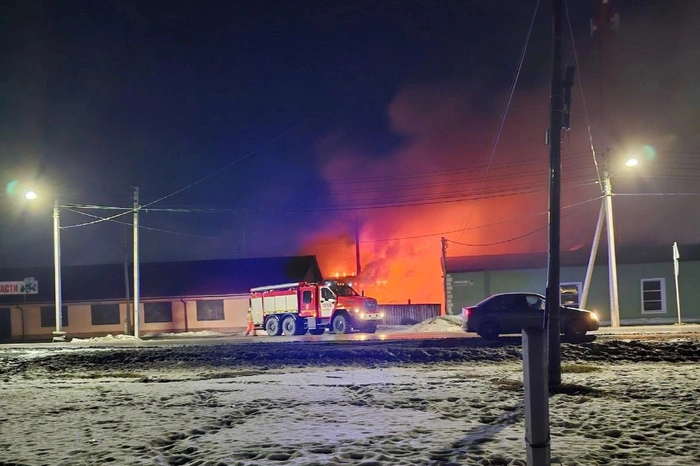 У крупного Уральского завода ночью произошёл пожар