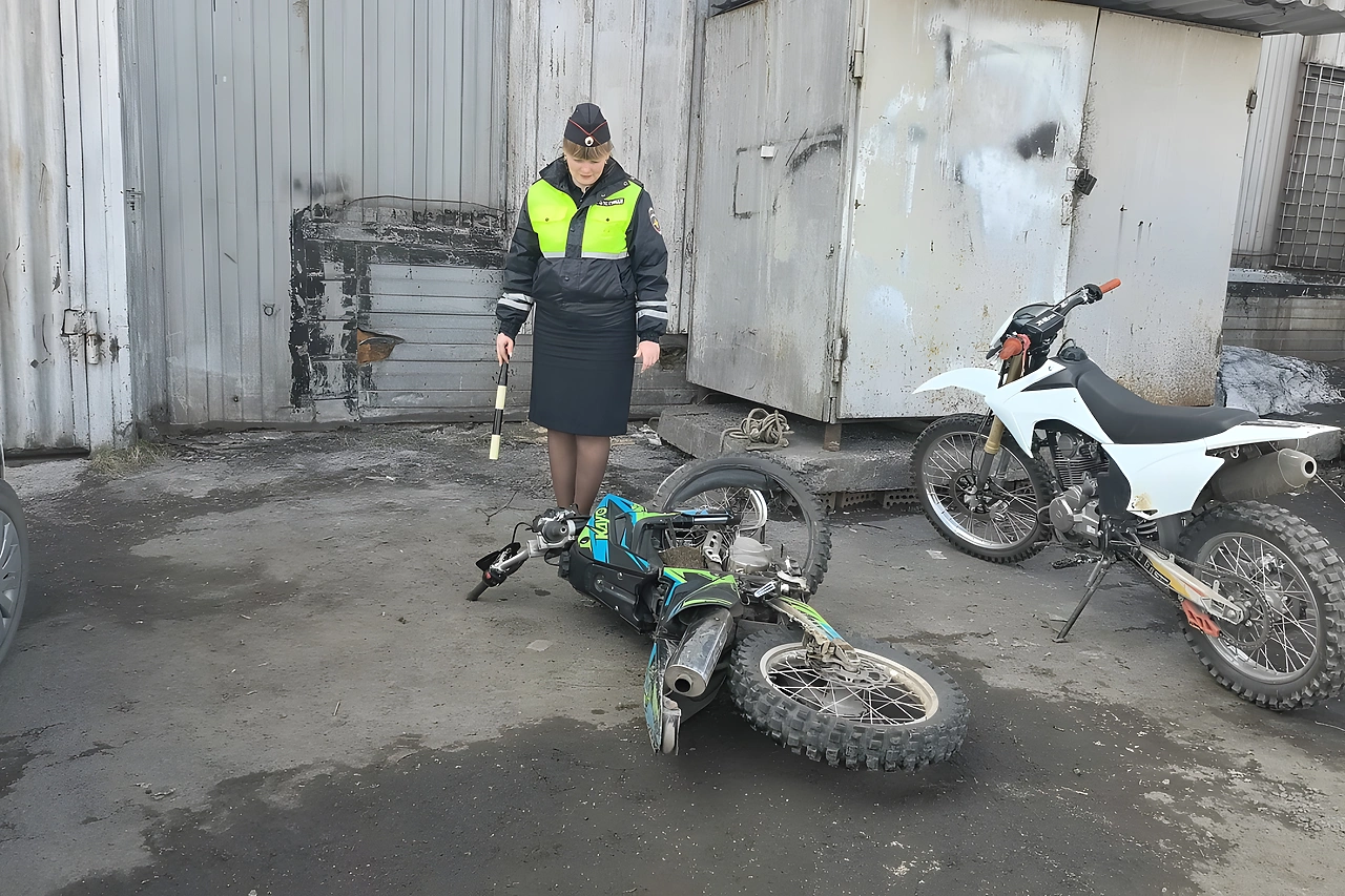 Сороколетний водитель питбайка без прав погиб в Свердловской области, вылетев на встречку