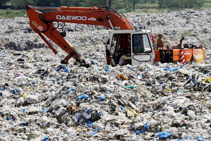 Жителей Шри-Ланки накрыло горящей лавиной мусора, есть погибшие