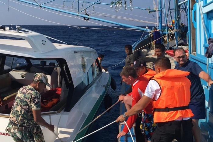 Екатеринбуржцы в Таиланде перевернулись в шторм на каяке в открытом море