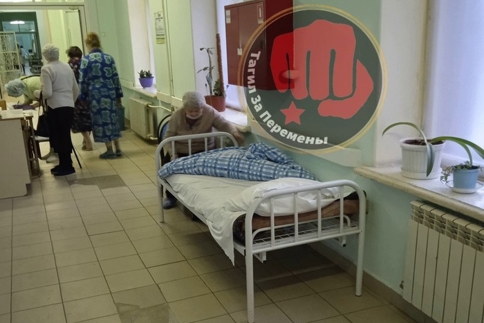 В Свердловской области пожилых пациентов оставили лежать в коридоре