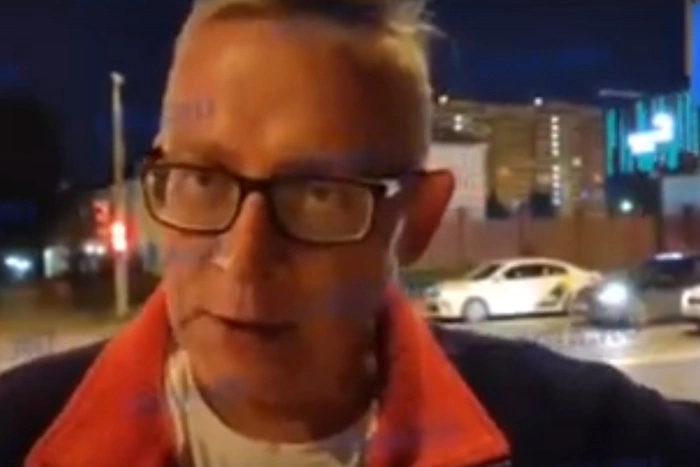 Екатеринбуржец лёг на дорогу, чтобы пожаловаться Куйвашеву