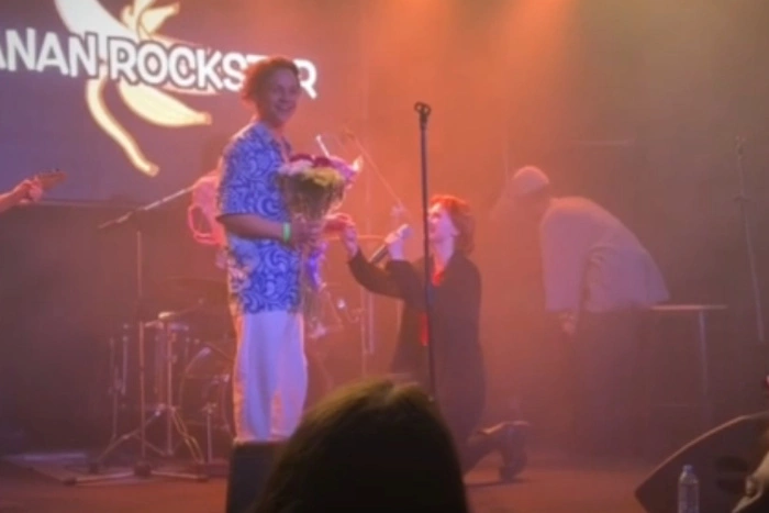 В Екатеринбурге на концерте «Гуся» девушка сделала предложение руки и сердца парню