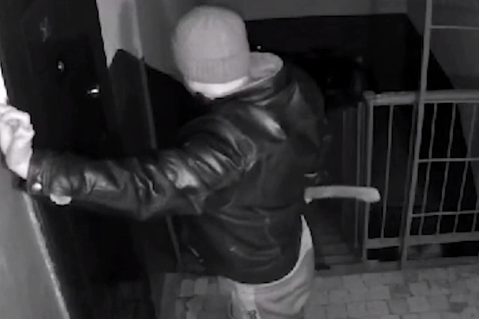 Свердловчанин с топором ворвался в квартиру соседа, ударив его несколько раз