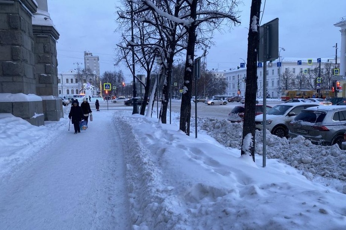 Орлов предложил пешеходам Екатеринбурга выбирать между скользкостью и слякотью