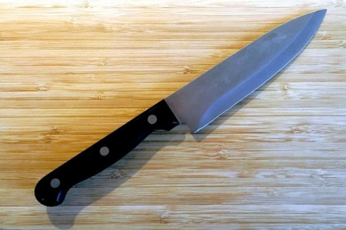 В Екатеринбурге бездомный напал на дворника и ударил его жену ножом в лицо