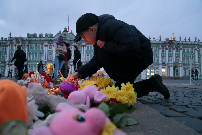 Москвичи приносят цветы к скульптуре «Офицеры»