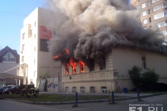 На Красноармейской горит дом