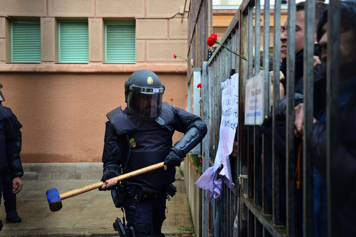 Испанскую полицию обвиняют в неоправданной жестокости