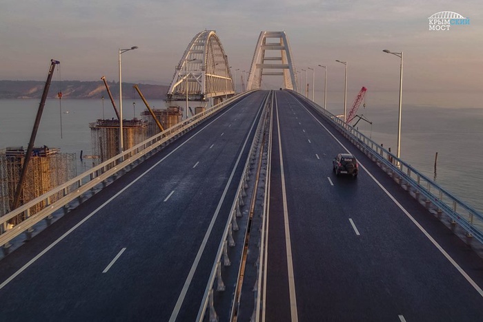 Плавучий кран врезался в опору Крымского моста