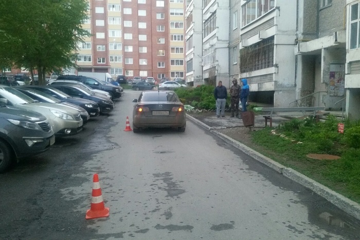 Мальчик попал под машину во дворе жилого дома в Березовском