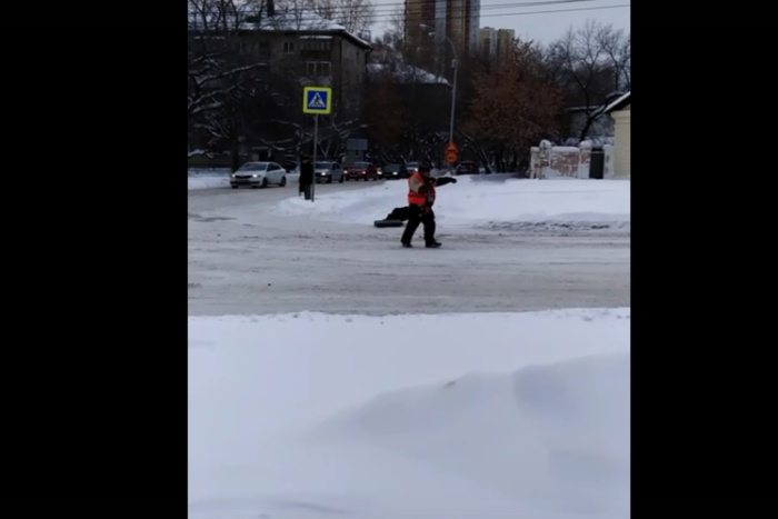 В Екатеринбурге пьяный мужчина пытался регулировать движение на дороге