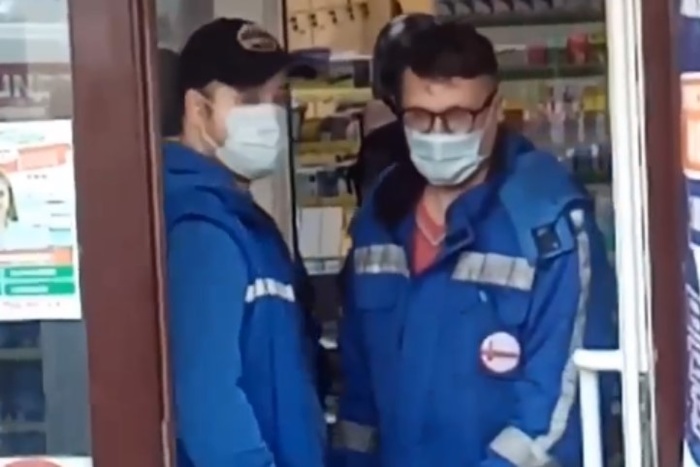 В Екатеринбурге парень забежал в аптеку и угрожал покончить с собой